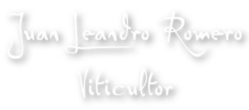 Firma de Juan Leandro Romero, Viticultor de Prelvm, en color blanco